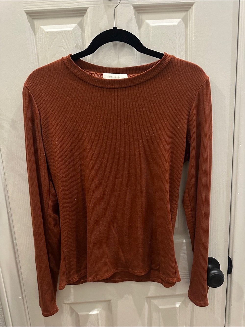Women’s Long-Sleeve Ribbed Top in Rust